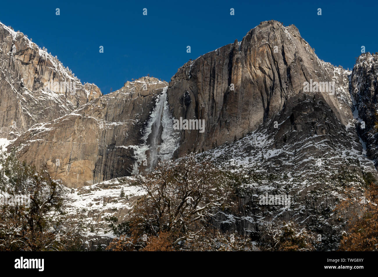 Chutes de Yosemite en hiver avec la neige accumulée certains, vu de la vallée, sur une journée ensoleillée avec ciel bleu Banque D'Images