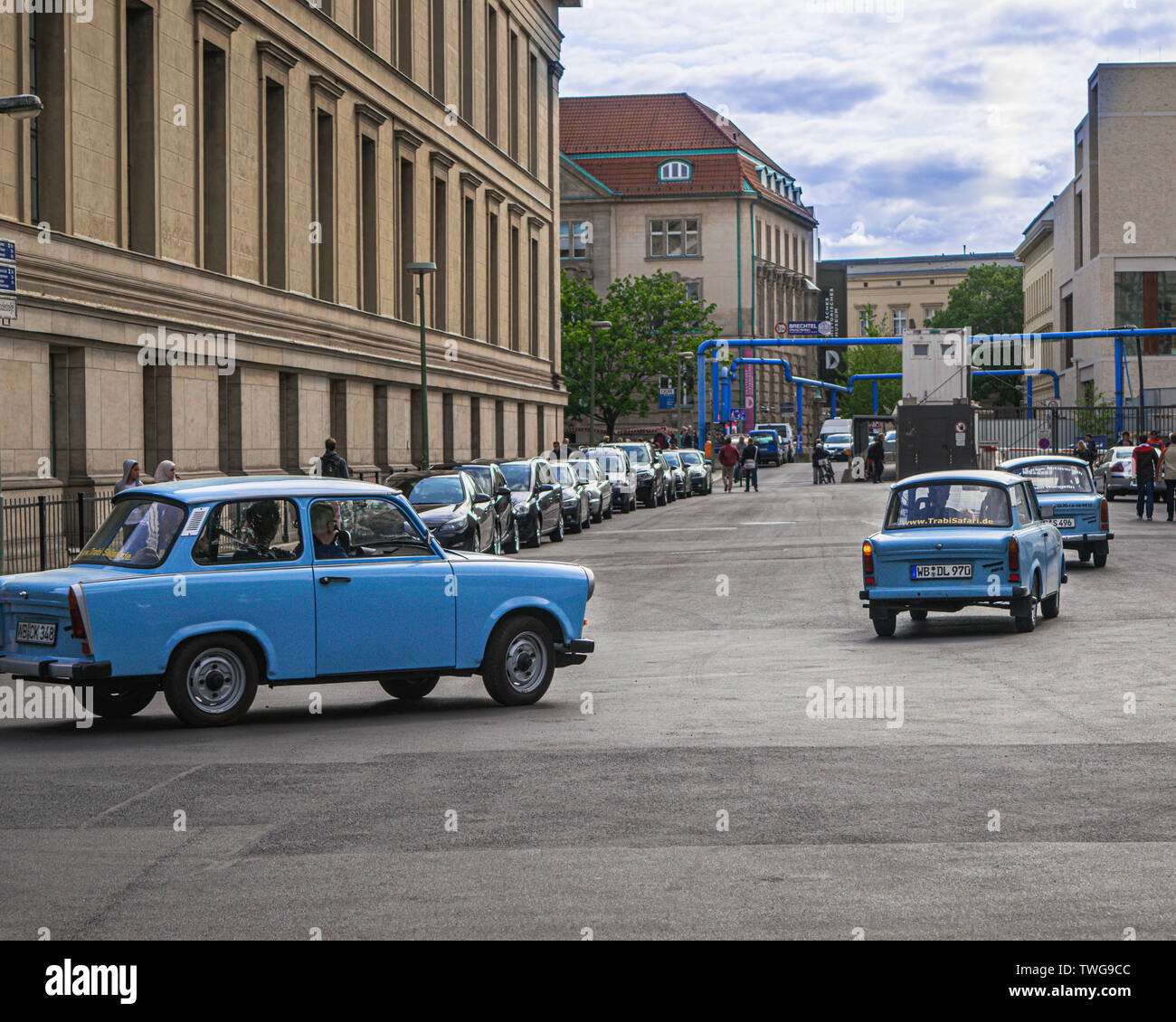 Voitures d'époque bleues dans les rues de Berlin, en Allemagne Banque D'Images