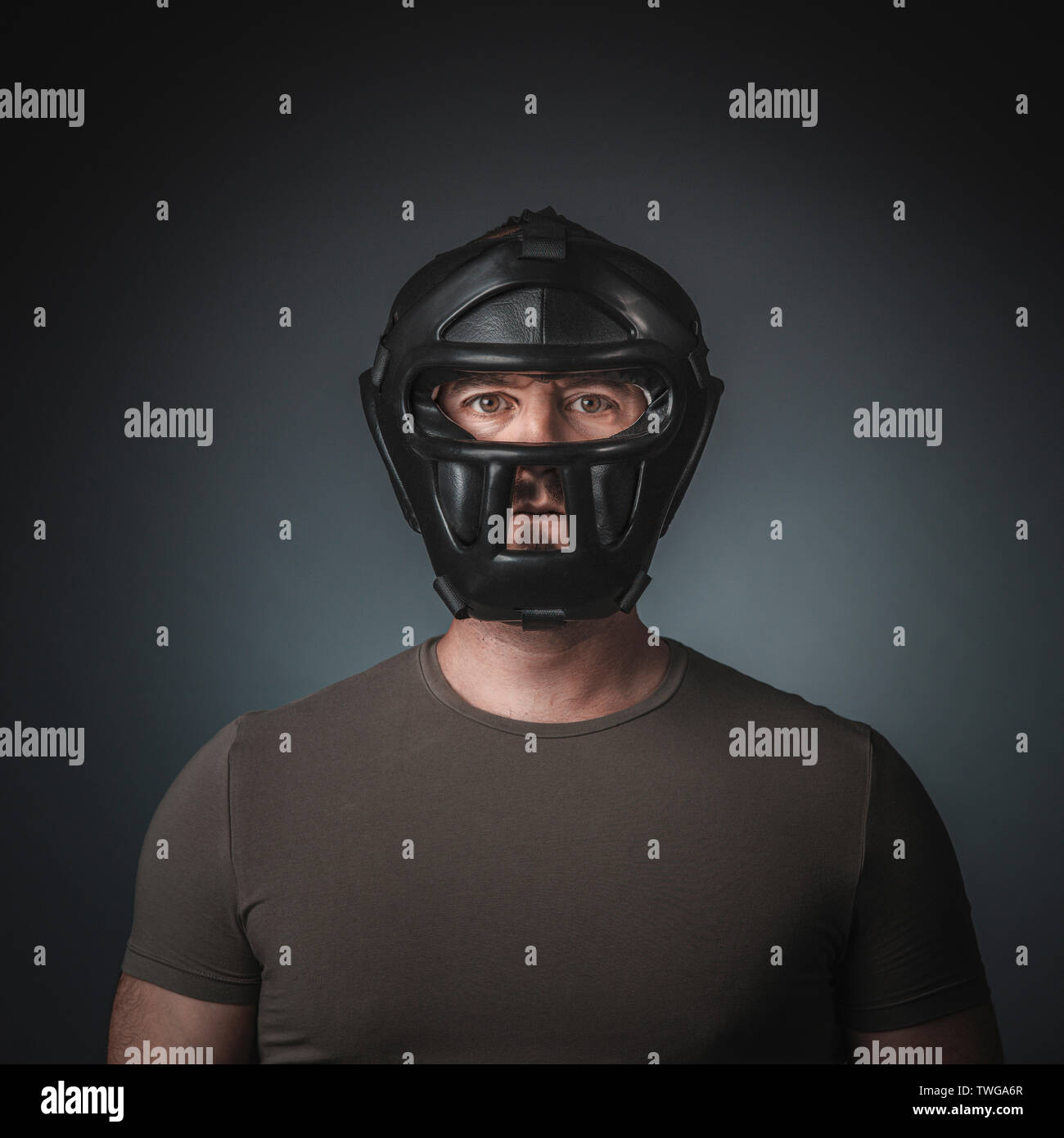 Portrait de praticien de Krav maga portant un masque de protection de la formation. Banque D'Images