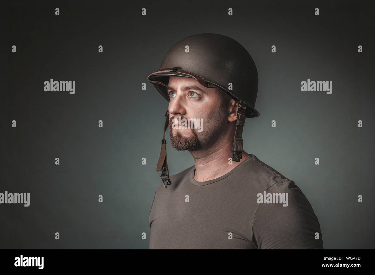 Studio portrait of man avec casque militaire à la route. Concept de l'armée et les conflits. Banque D'Images