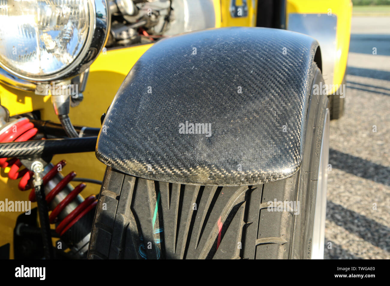 Un détail de la suspension, Roue et garde-boue en carbone d'une voiture de sport légère. Banque D'Images