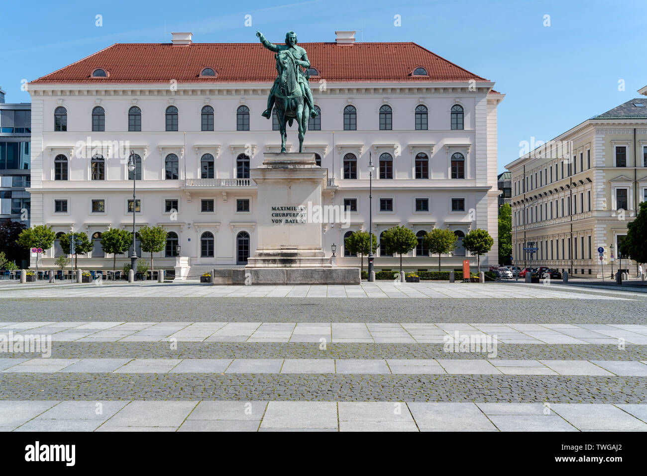 Munich, Bavière, Allemagne - le 18 mai 2019. Statue équestre de électeur Maximilian von Bayern, Wittelsbacherplatz Churfuerst, vue grand angle avec buil Banque D'Images