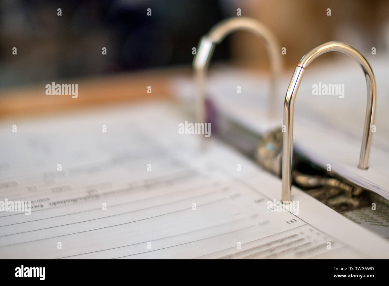 Close-up documents officiels s'accumulent dans le dossier de la boucle Banque D'Images