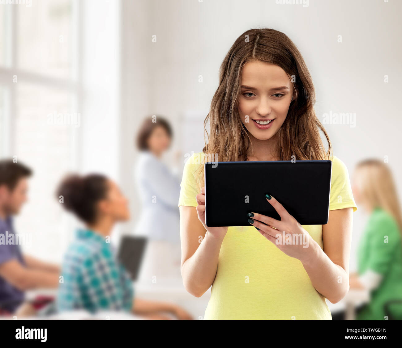 Jeune fille étudiante à l'aide de tablet ordinateur à l'école Banque D'Images