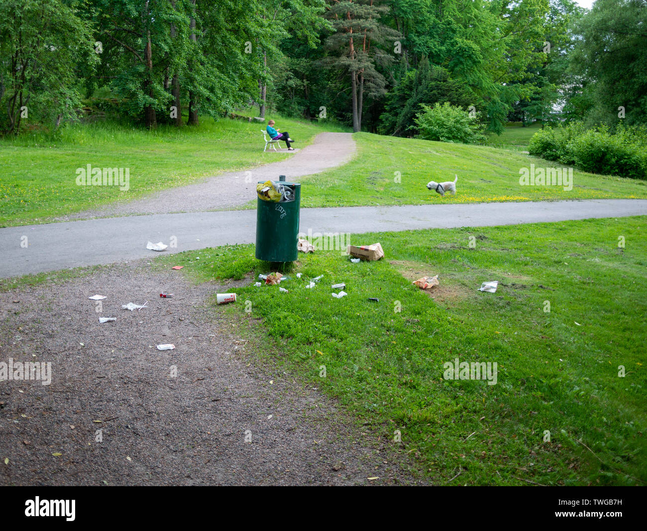 Helsinki, Finlande- 11 juin 2019 : les déchets à côté de corbeille dans un parc à Helsinki, Finlande Banque D'Images