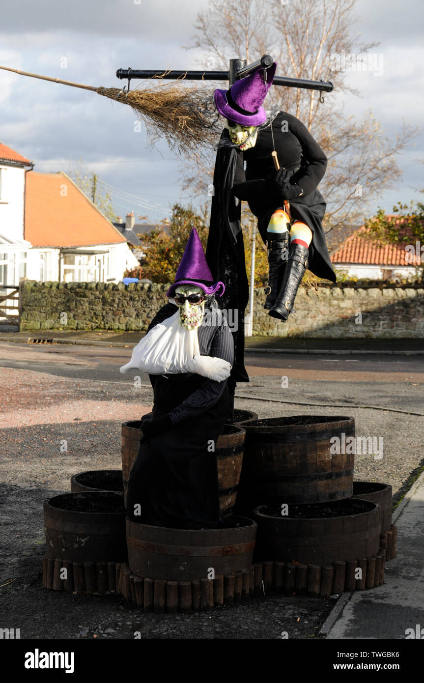 Les sorcières sur l'affichage public pour célébrer l'Halloween à Lowick village de Northumberland, Angleterre Banque D'Images