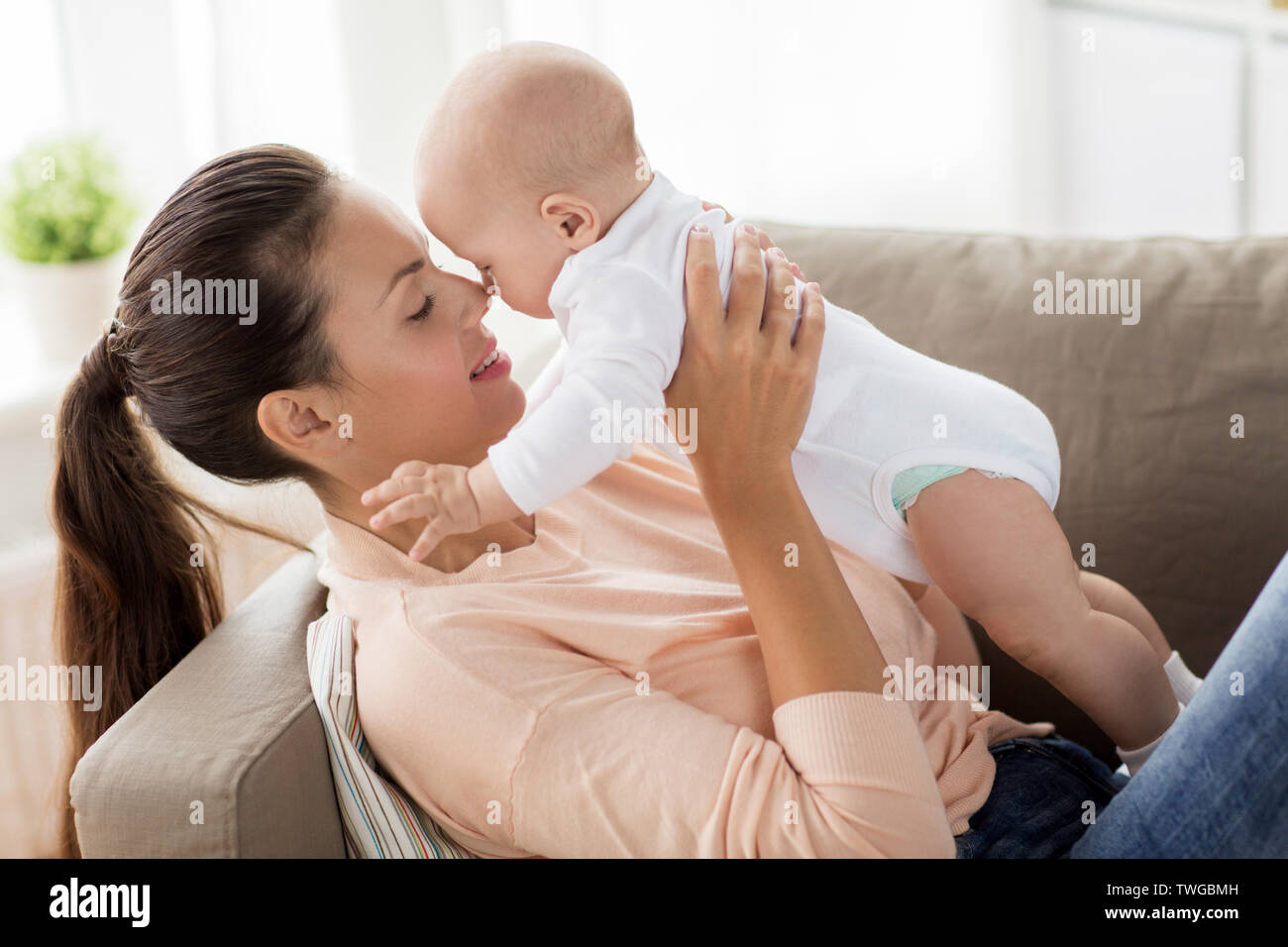 Mère heureuse avec un petit bébé garçon à la maison Banque D'Images