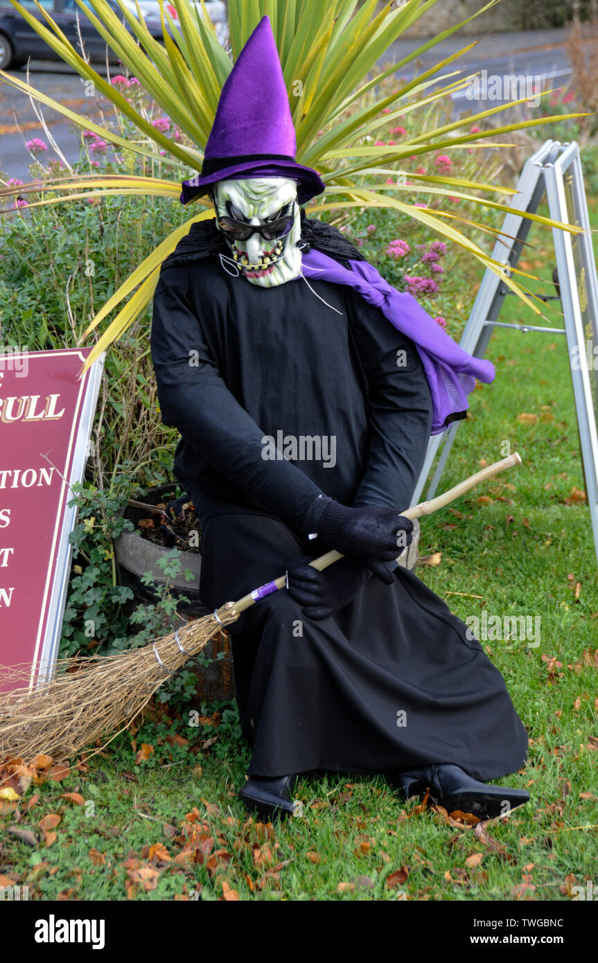 Les sorcières sur l'affichage public pour célébrer l'Halloween à Lowick village de Northumberland, Angleterre Banque D'Images