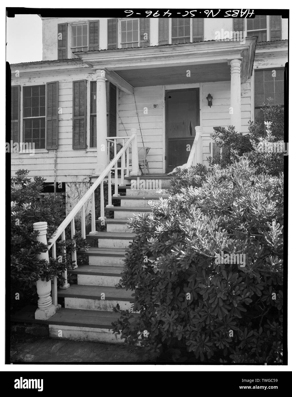 Escalier et entrée arrière (non d'origine) - Bord de Mer (maison), de l'état de la route 174 aux environs, Île Edisto, Charleston County, SC Banque D'Images