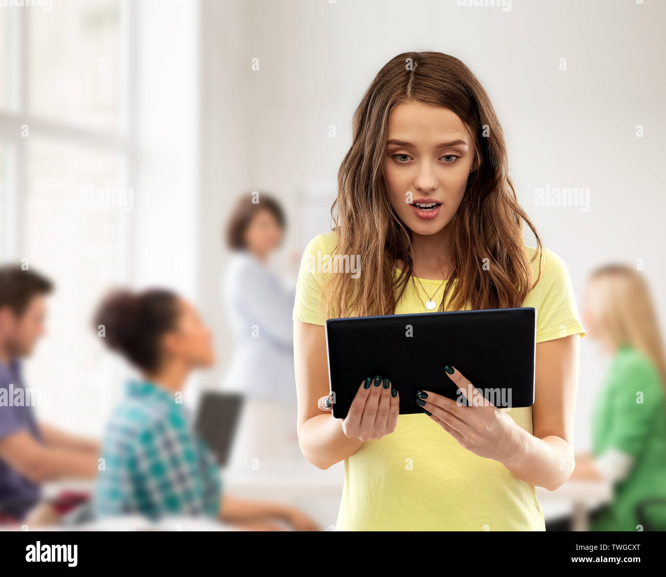 L'élève surpris fille avec tablet pc à l'école Banque D'Images