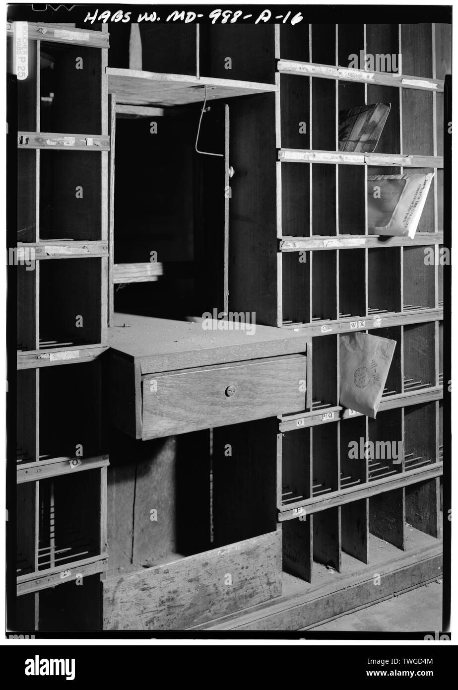 L'ARRIÈRE DU BUREAU DE POSTE MONTRANT LES BOÎTES, Fenêtre et tiroir-caisse fermé - Maison Coffren, magasin, 10007, route Croom Croom, comté de Prince George, MD ; Coffren, John W ; Rothrock, Gail, l'équipe de terrain ; Pearl, Susan G, l'équipe de terrain ; Klugh, T, émetteur ; Boucher, Jack E, photographe ; Lavoie, Catherine C, historien Banque D'Images