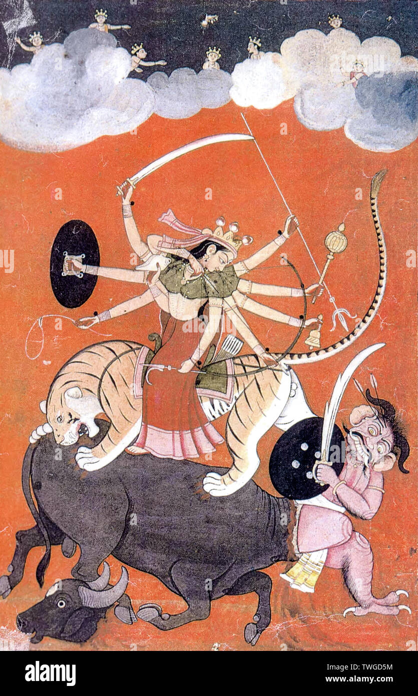 Durga, déesse guerrière hindoue équitation un tigre attaquant le démon Mahishasura buffalo. Elle détient les armes de divers dieux mâles de la mythologie hindoue et divers êtres célestes watch sur des nuages. Début du xixe siècle la peinture Guler indien Banque D'Images