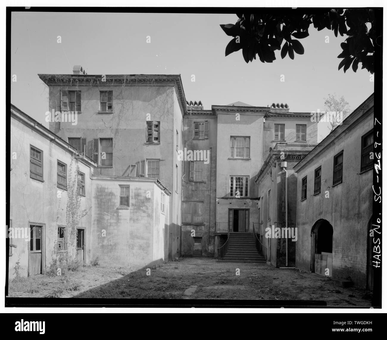 Côté arrière-boutique, avec dépendances- ROBINSON-AIKEN BÂTIMENT DE SERVICE ET STABLE (SC-275) sur la droite, et ROBINSON-ESCLAVE ET D'UNE CUISINE BÂTIMENT AIKEN (SC-276) SUR LE CÔTÉ GAUCHE. - Robinson-Aiken House, 48 Elizabeth Street, Charleston, Charleston County, SC ; Robinson, John ; Aiken, William ; Aiken, William ; Clemson University, Département d'Architecture, répondant ; Lee, Peter, faculté répondant ; Gibson, Reginald Lee ; Fava, Ernest Edward, délinéateur Banque D'Images