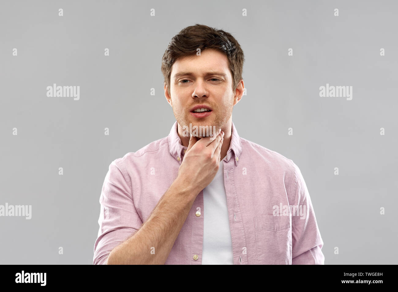 L'homme souffrant de maux de gorge Banque D'Images