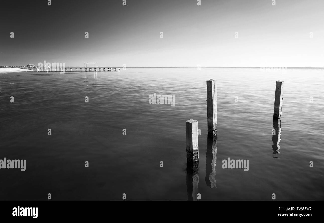 Paysage de l'océan avec le minimalisme des pylônes en bois design en noir et blanc Banque D'Images