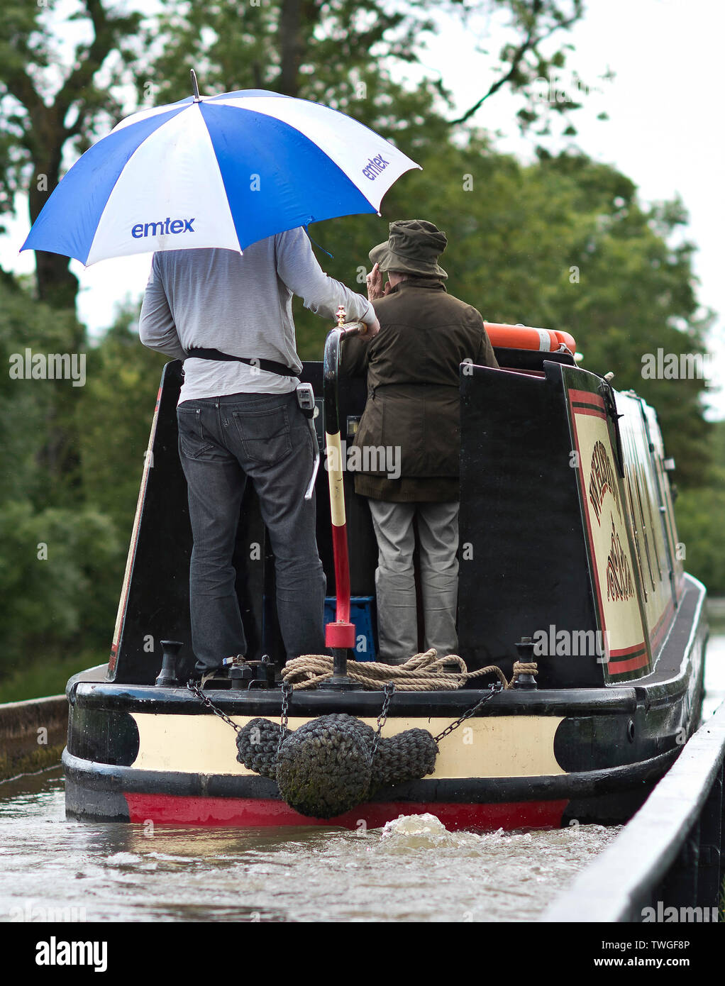 Les vacanciers à l'abri de la pluie sur un grand classique de la croix au cours de l'Aqueduc Edstone un accueil chaleureux et agréable journée dans le Warwickshire, Royaume-Uni. 20 juin 2019. Banque D'Images