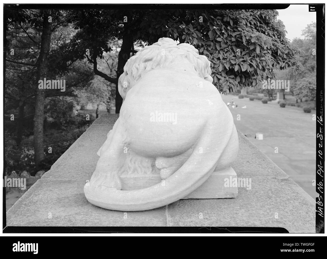 Vue arrière de la sculpture du lion. (Cour DU PHILADELPHIA MUSEUM OF ART EST EN ARRIÈRE-PLAN) - Philadelphia Exchange Company, 143 South Third Street, Philadelphie, comté de Philadelphie, PA Banque D'Images