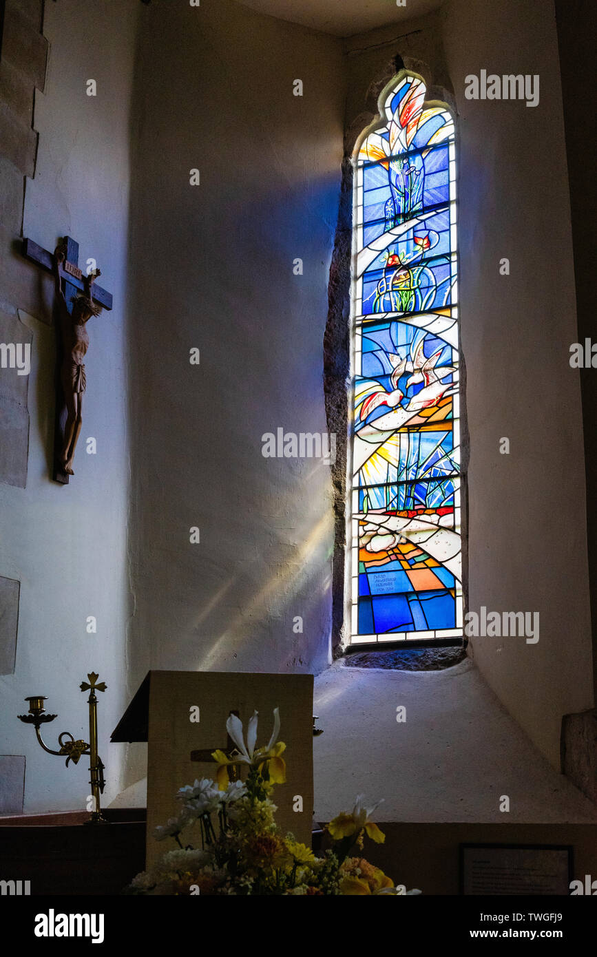 La lumière qui brillait à travers le vitrail de Crundale Église près de Ashford dans le Kent, Angleterre Banque D'Images