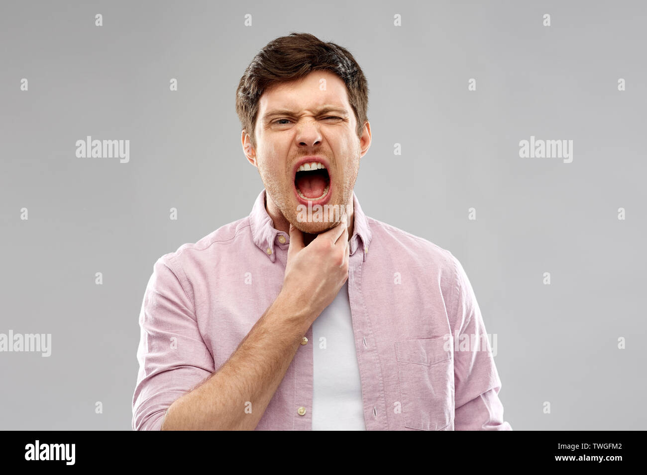 Homme qui crie souffrant de maux de gorge Banque D'Images