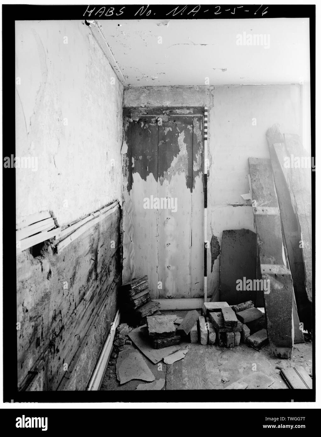 Chambre OUEST ARRIÈRE, mur extérieur ouest montrant vieille porte, FERMÉE - George Blanchard House, 18 Avenue Bradbury, Medford, comté de Middlesex, MA Banque D'Images