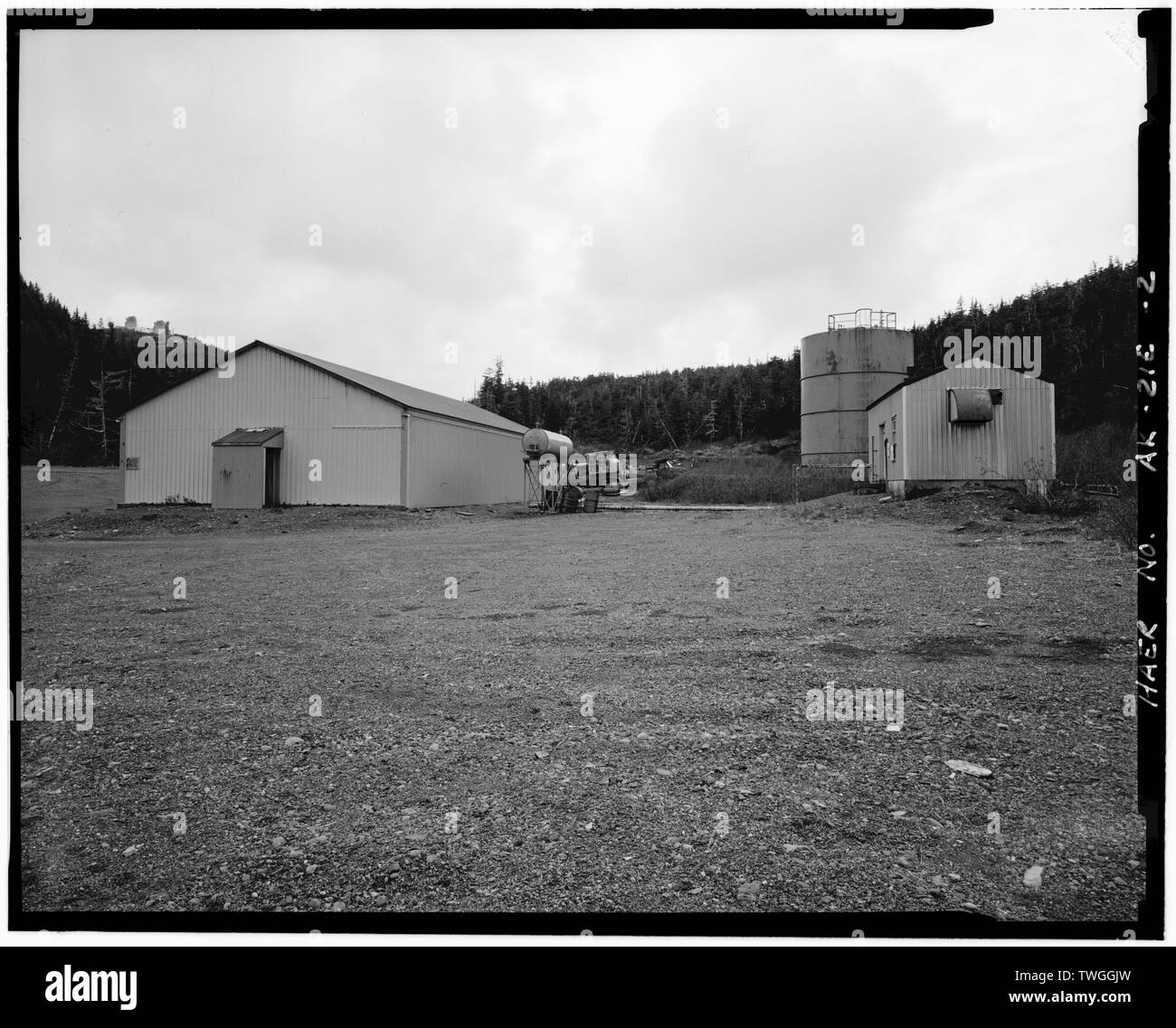 Arrière, MONTRANT LE DIESEL RÉSERVOIR DE STOCKAGE ET DE POMPAGE, À L'OUEST - Boswell Bay Site Alice blanc, la Forêt Nationale de Chugach, entrepôt, Cordova, Recensement de Valdez-Cordova Zone, AK Banque D'Images