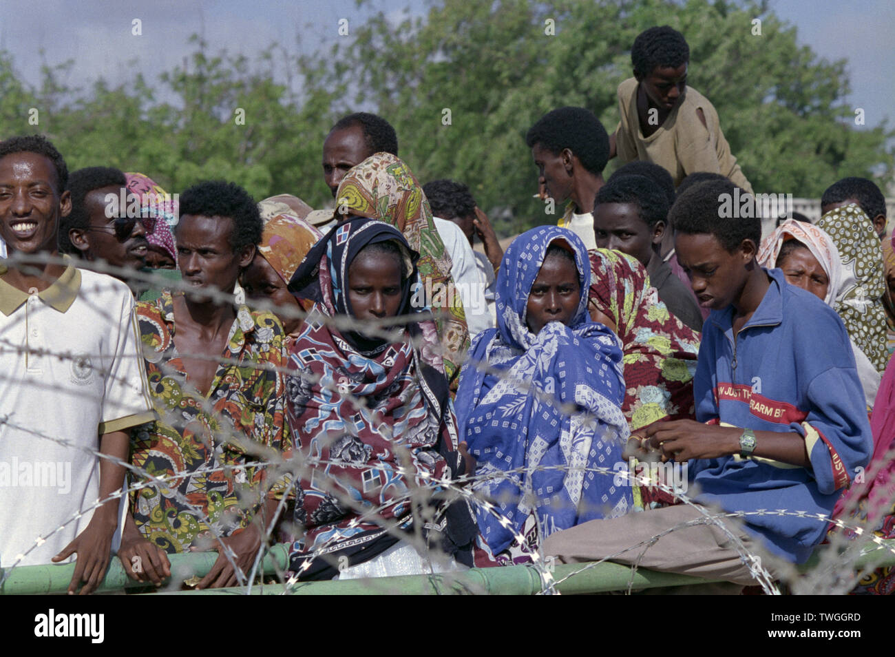 5 novembre 1993 Somaliens locaux derrière des barbelés à file d'attente à l'entrée du quartier général de l'ONUSOM à Mogadiscio, en Somalie. Banque D'Images