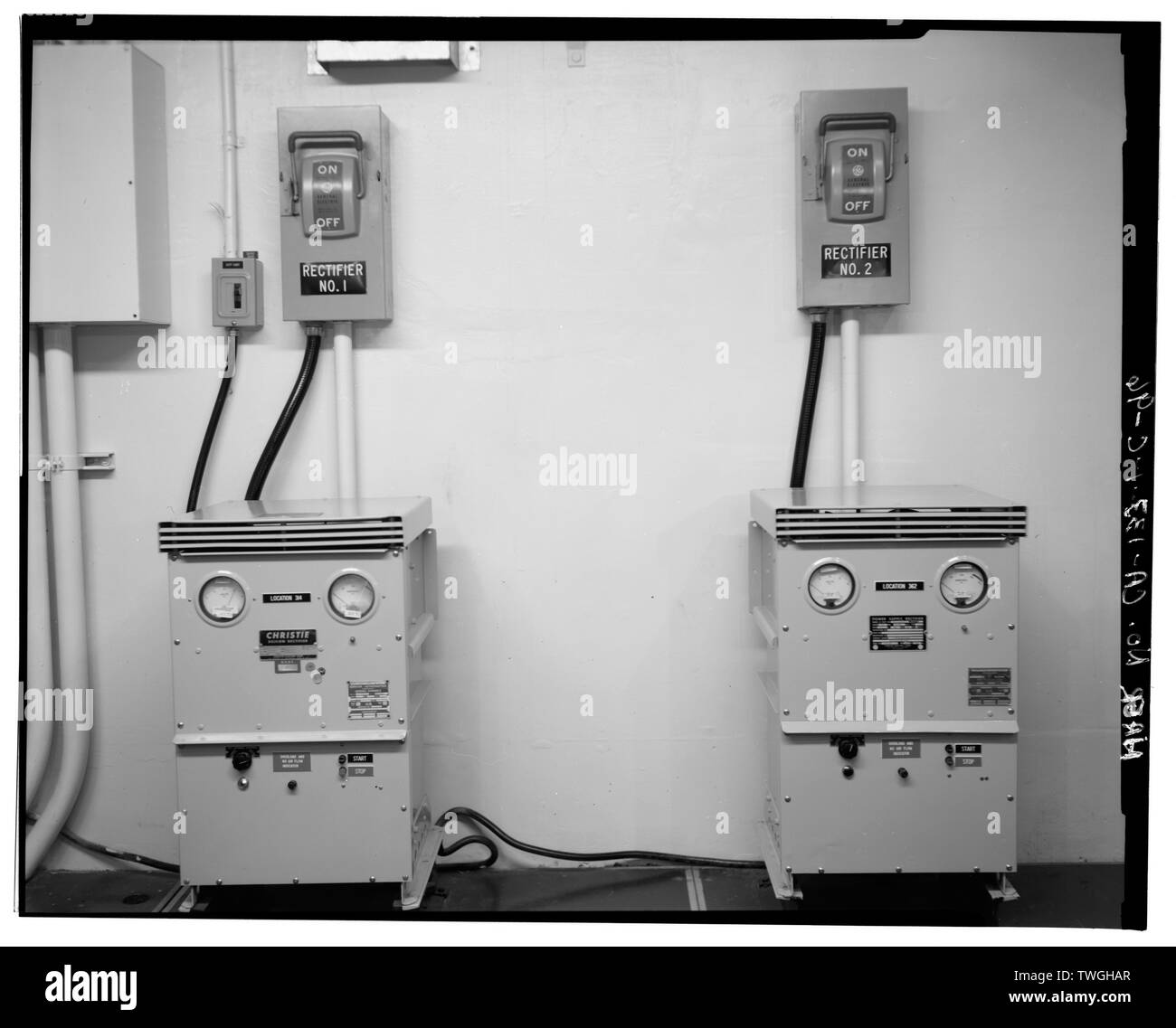 Numéro de redresseur REDRESSEUR ET 1 NUMÉRO 2 SUR MUR EST DE L'INSTRUMENTATION FIXE PRIX (106), LSB (Bldg. 770) - Vandenberg Air Force Base, de lancement de l'Espace 3, base de lancement 3 à l'Ouest, Napa et Alden Routes, Lompoc, comté de Santa Barbara, CA Banque D'Images