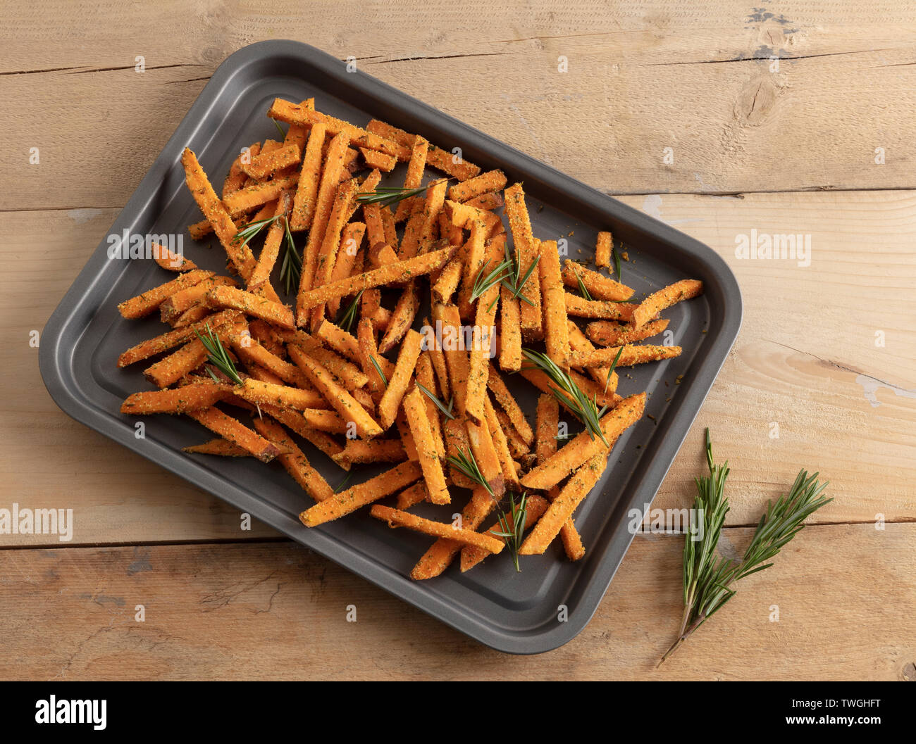 Frites de patates douces sur une plaque de cuisson à partir de la fenêtre ci-dessus avec l'éclairage doux Banque D'Images