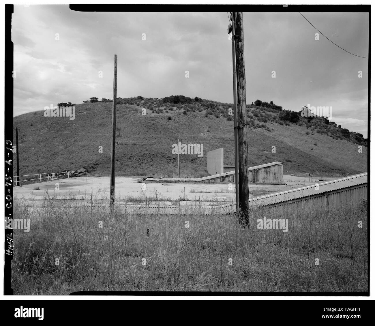 Dalle de béton À PARTIR DE LA TOITURE CÔTÉ SUD-OUEST, VUE VERS LE NORD-EST. - Glenn L. Martin Company, installations d'essai de missiles Titan, banc d'essai captif D-1, Waterton Canyon Road et l'autoroute 121 Colorado, Denver, le comté de Jefferson, CO Banque D'Images