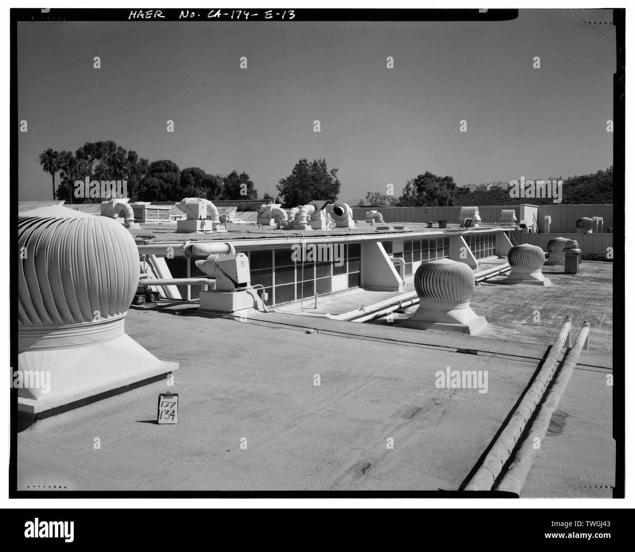 Reste LA PARTIE SUPÉRIEURE DE L'élévation, la construction d'un marteau, depuis rejoint pour le bâtiment 6. - Hughes Aircraft Company, l'assemblage et de fabrication, de construction 6775 Centinela Avenue, Los Angeles, Los Angeles County, CA Banque D'Images