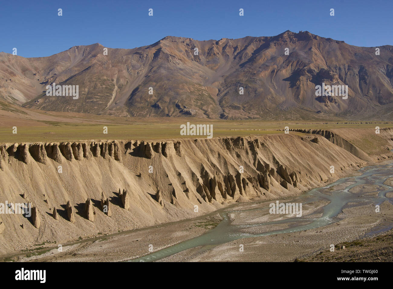 Paysage de montagnes arides le long de la route de la haute altitude route entre Manali et Leh au Ladakh, Inde Banque D'Images