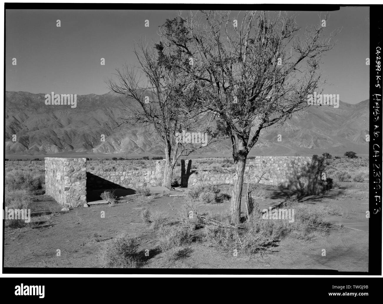 Reste ROCK HOUSE, À EASTNORTHEAST - Manzanar War Rock House, Centre de réinstallation, l'indépendance, comté d'Inyo, CA Banque D'Images