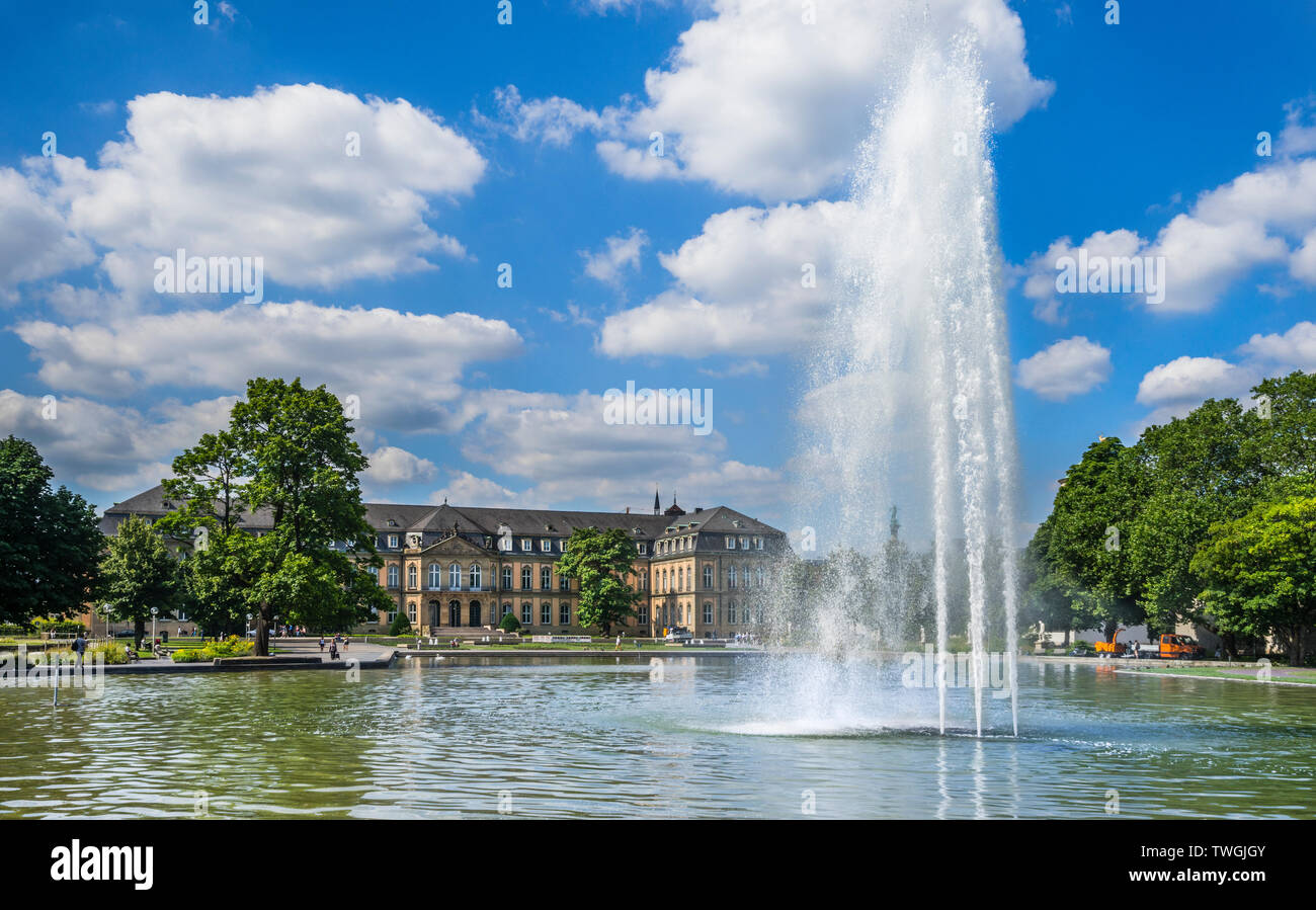 Vue de la 18e siècle Neues Schloss palais baroque de Stuttgart (nouveau Palais), vu à travers le lac Eckensee dans le parc Schloßgarten, Stuttgart, Baden Würt Banque D'Images