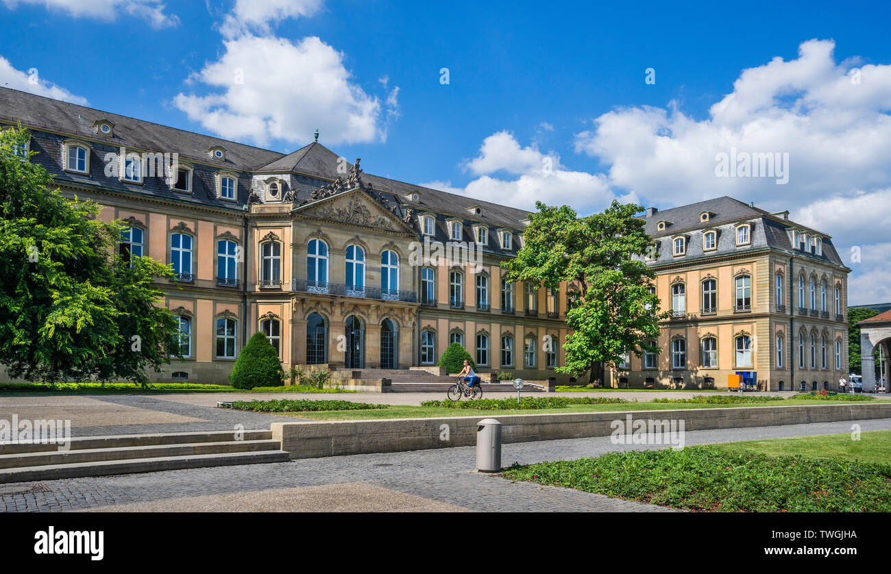 Vue de la 18e siècle Neues Schloss palais baroque de Stuttgart (nouveau Palais), Parc Schloßgarten, Stuttgart, Bade-Wurtemberg, Allemagne Banque D'Images