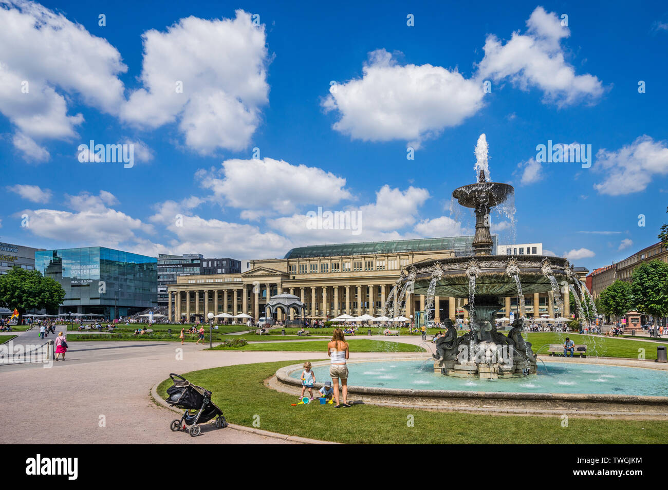 Fontaine à Schloßpark square Stuttgart avec Königsbau, qui était autrefois une salle de concert et de bal, elle est aujourd'hui un prestigieux bâtiment de détail, Stuttga Banque D'Images