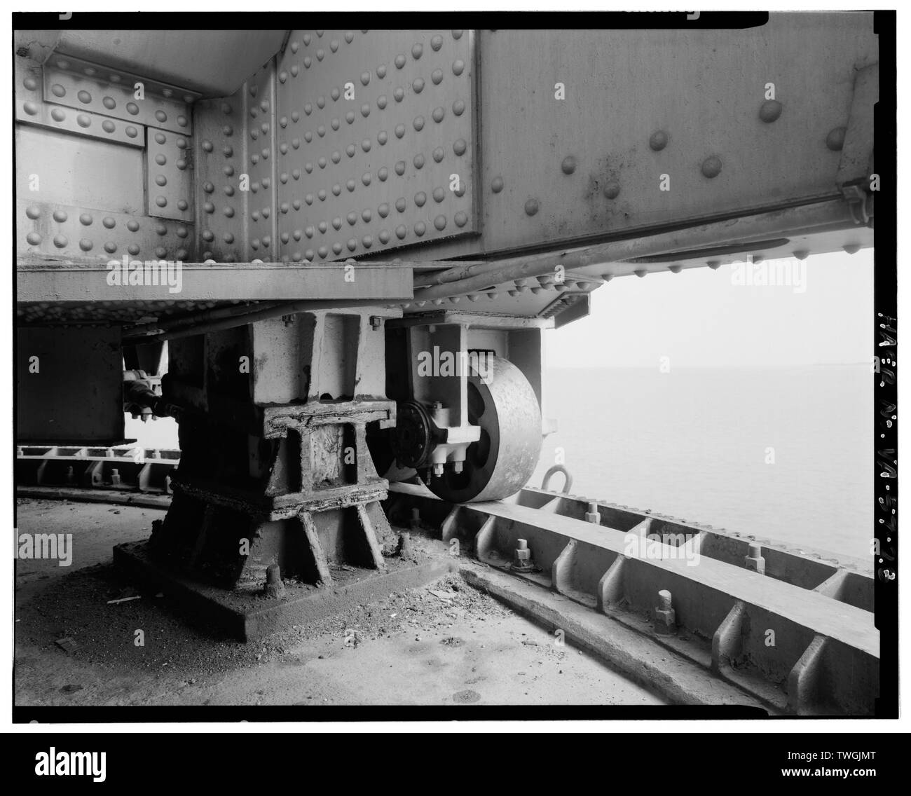 Centre REPRÉSENTANT WEDGE. Un EQUILIBRAGE DES ROUES SUR LA VOIE, avec l'extérieur, à l'illustré à droite du coin. PHOTO PRISE À la travée pivotante du Sud. - George P. Coleman Memorial Bridge, enjambant la rivière York U.S. Route 17, à Yorktown, comté de York, VA Banque D'Images
