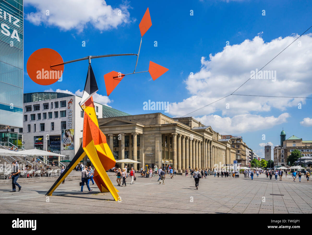 Kinetic sculpture intitulée 'Crinkly avec disque rouge' par sculpteur américain Alexander Calder au musée d'art moderne et contemporain de Stuttgart Schloßplatz Banque D'Images