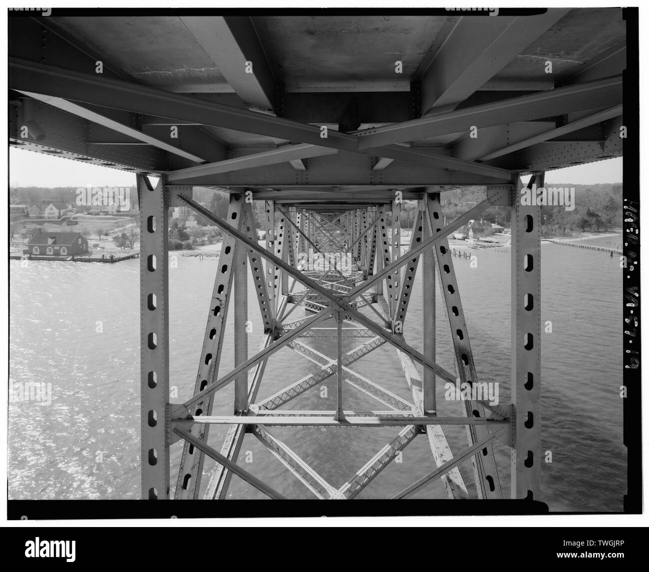 Vue à travers les fermes, représentant en deçà de chaussée à 1S. - George P. Coleman Memorial Bridge, enjambant la rivière York U.S. Route 17, à Yorktown, comté de York, VA Banque D'Images