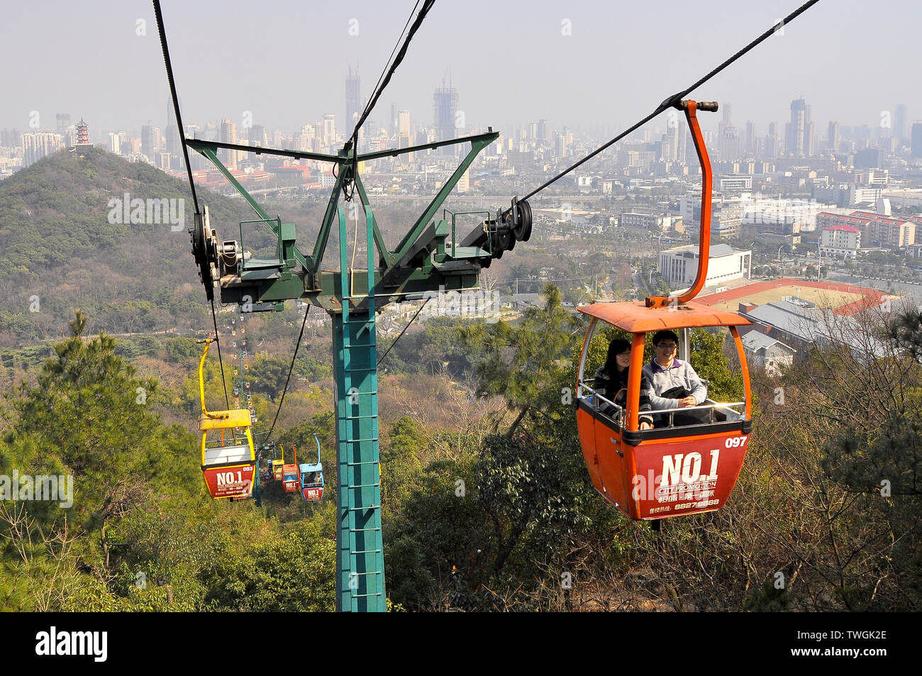 Day-trippers ascend montagne Wuxi Taihu en funiculaire Banque D'Images