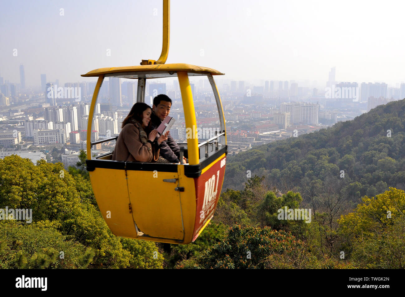 Day-trippers ascend montagne Wuxi Taihu en funiculaire Banque D'Images