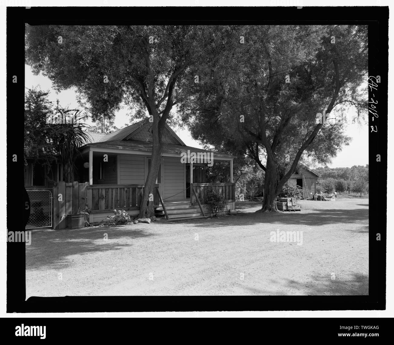 RESIDENCE (structure 1) et une grange (structure 4) DU NORD-OUEST - Stevens Ranch complexe, la State Route 101, le coyote, le comté de Santa Clara, CA Banque D'Images