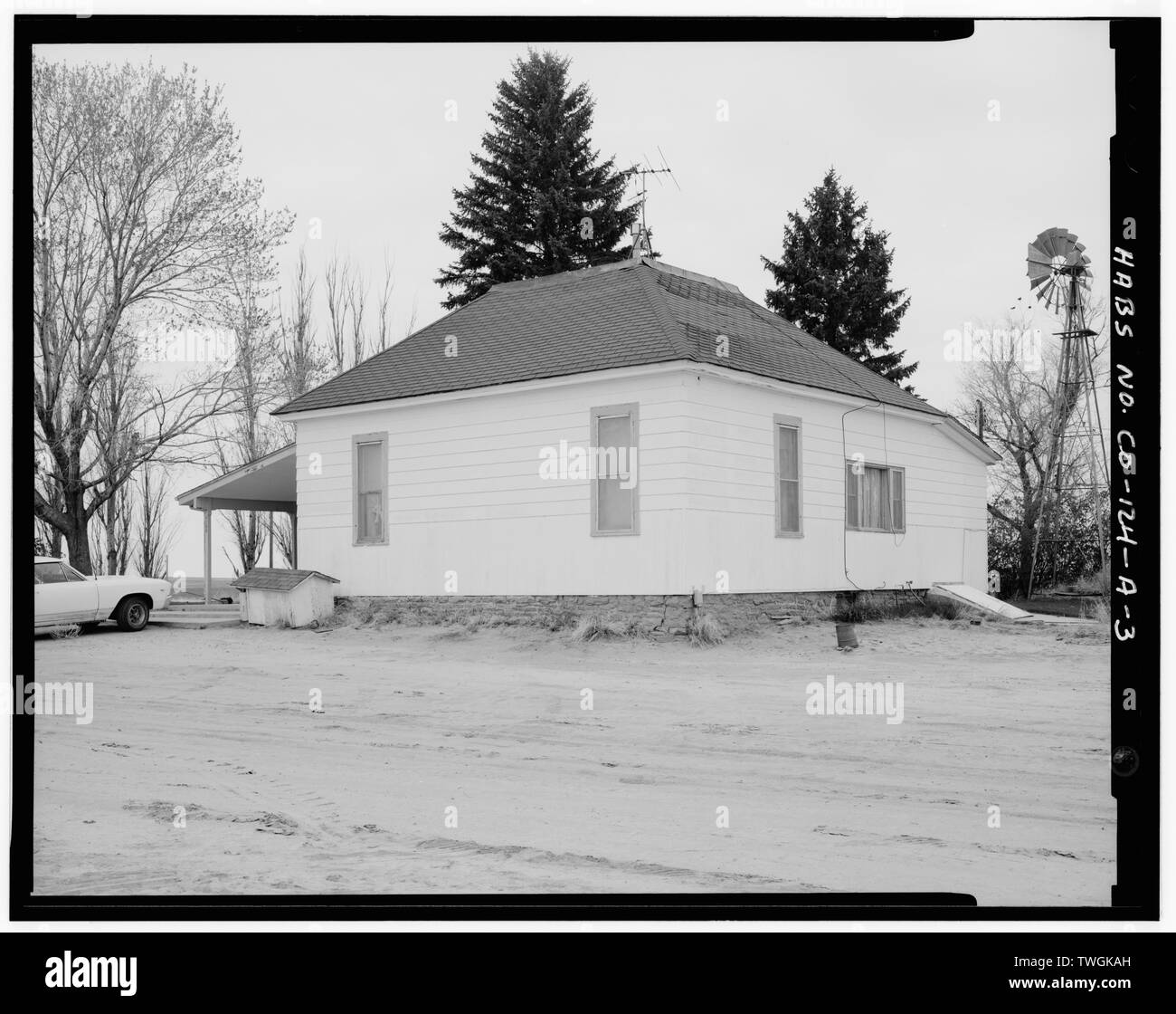 Résidence, CÔTÉ DROIT ET ARRIÈRE, à NORD-OUEST. - La ferme, maison, Beierle Road Hudson et quatre-vingt-sixième Avenue, Denver, comté de Denver, CO Banque D'Images