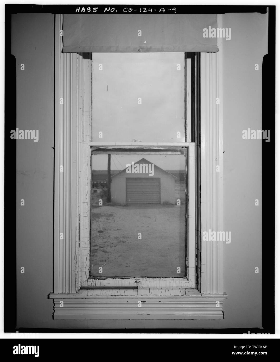 L'INTÉRIEUR DE RÉSIDENCE, CHAMBRE, FENÊTRE BOIS DÉTAIL autour, MUR EST. - La ferme, maison, Beierle Road Hudson et quatre-vingt-sixième Avenue, Denver, comté de Denver, CO Banque D'Images