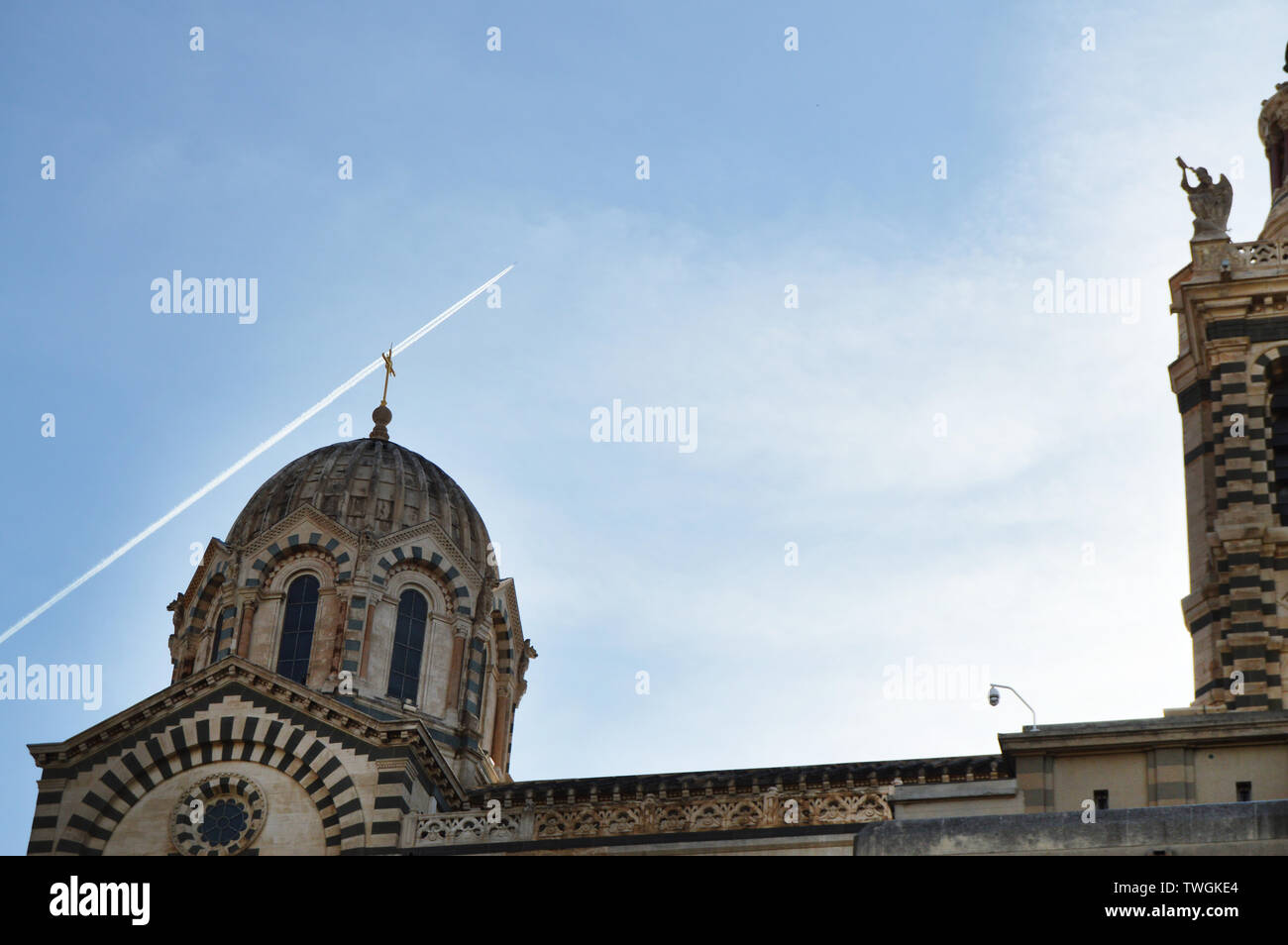 Une série de 8 photos - une trace dans le ciel de l'avion volant au-dessus de Notre Dame de la garde à Marseille, le symbole de Marseille. Banque D'Images