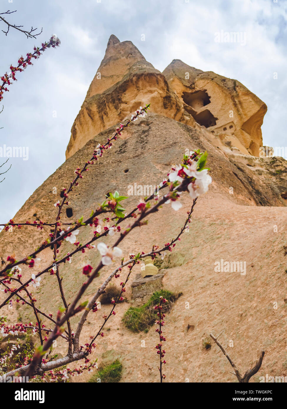 Rocher de tuf volcanique de Cappadoce en Turquie. Vue de dessous. Banque D'Images