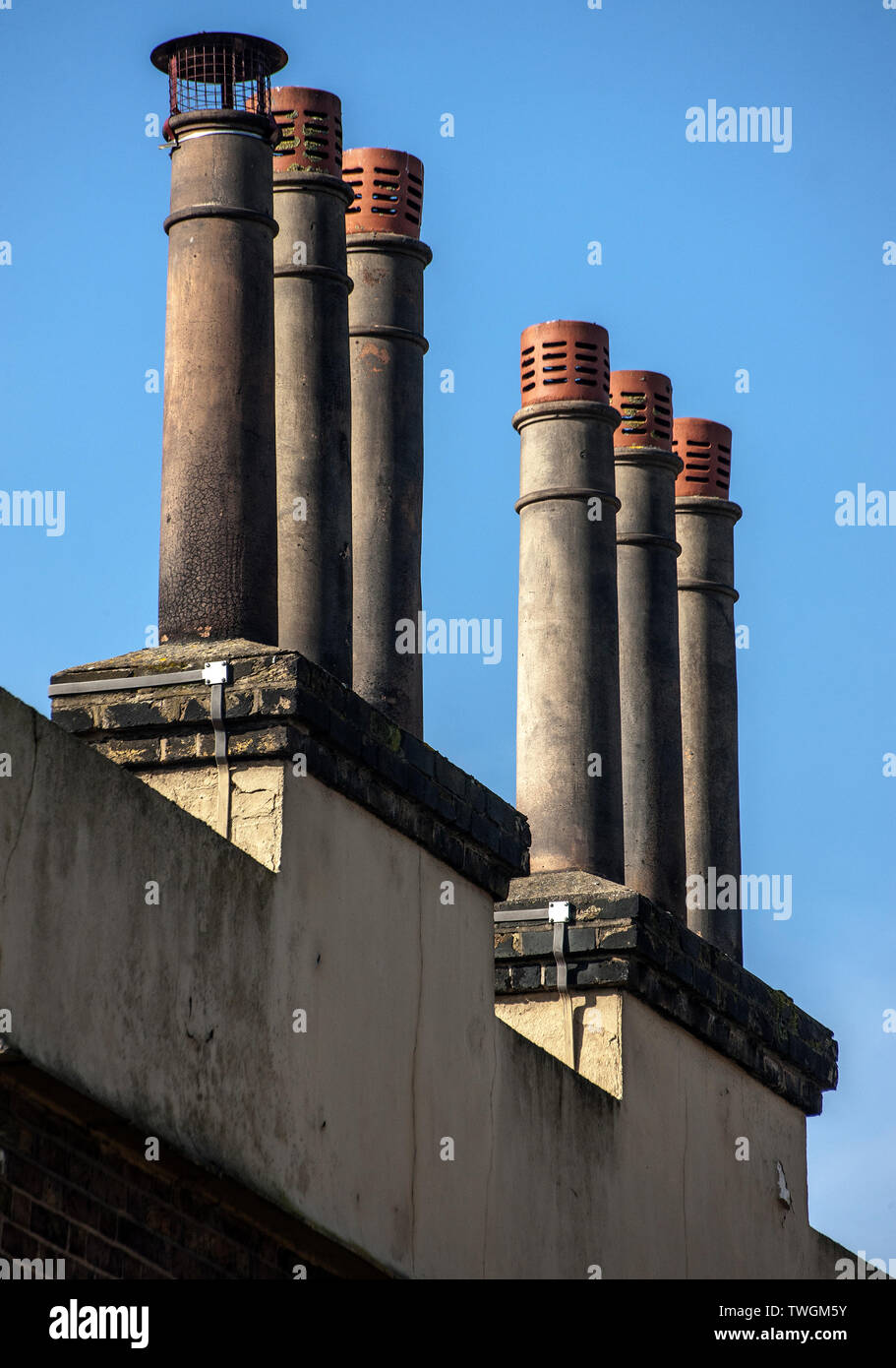 Grande cheminée à persiennes six pots pots de cheminée sur rectagle pile. Banque D'Images