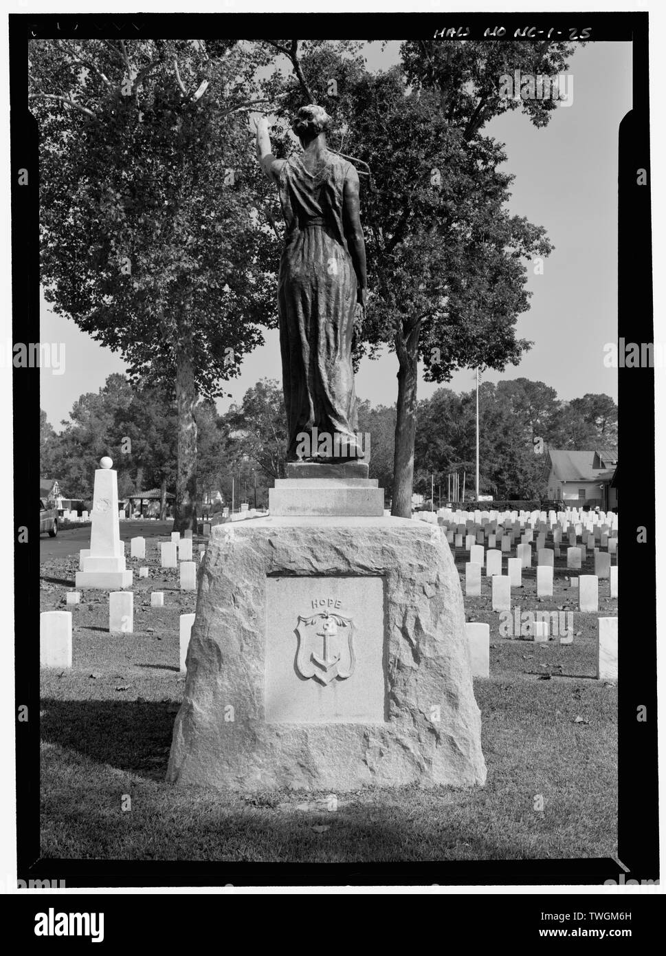 MONUMENT DU RHODE ISLAND, SECTION 9, élévation arrière. Vue vers le nord-est. - Nouveau cimetière National de Berne, 1711 avenue Nationale, New Bern, Craven County, NC Banque D'Images