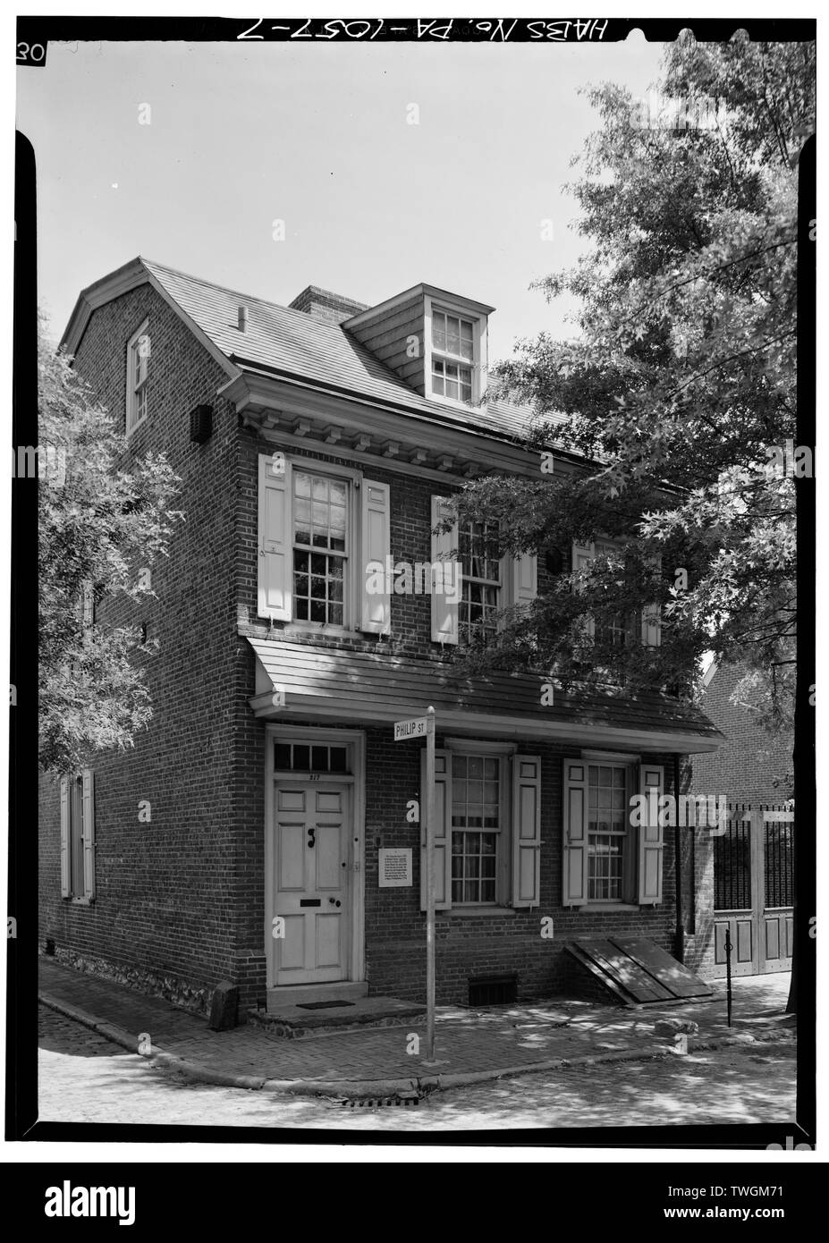 RHOADS-BARCLAY HOUSE après restauration. Montre également au sud (avant), l'ALTITUDE DU SUD-OUEST - Maison Rhoads-Barclay 217, rue Delancey, Philadelphie, comté de Philadelphie, PA Banque D'Images