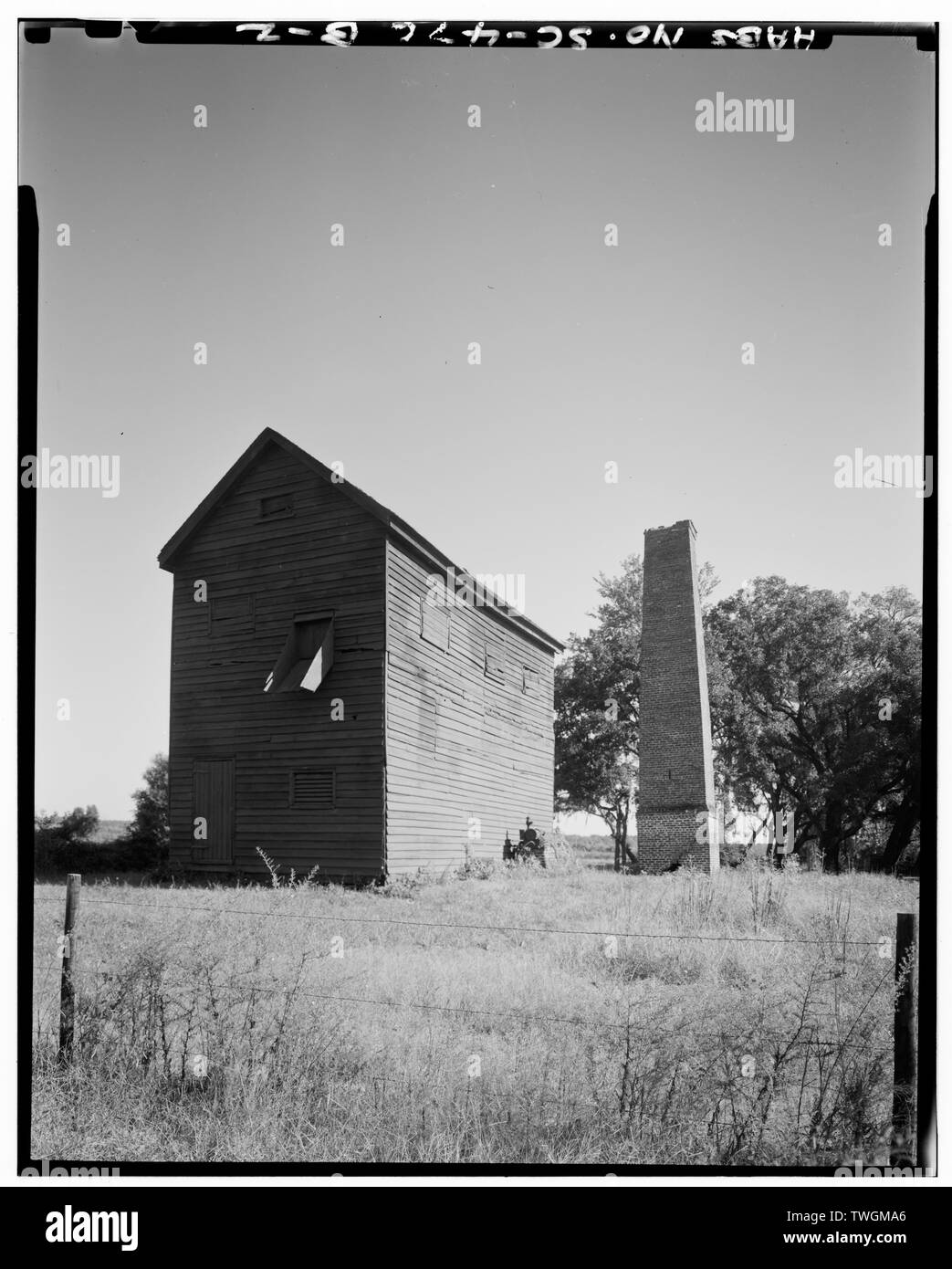 Battage DU RIZ MOULIN AVEC CHEMINÉE. Incendie a brûlé sur le dessus de l'eau à la base du tuyau de cheminée et passé par la vapeur de la chaudière à tubes sur le côté sud du mur. - Mansfield, Plantation de battage de riz Moulin, U.S. Route 701 aux environs, Georgetown, Georgetown County, SC Banque D'Images