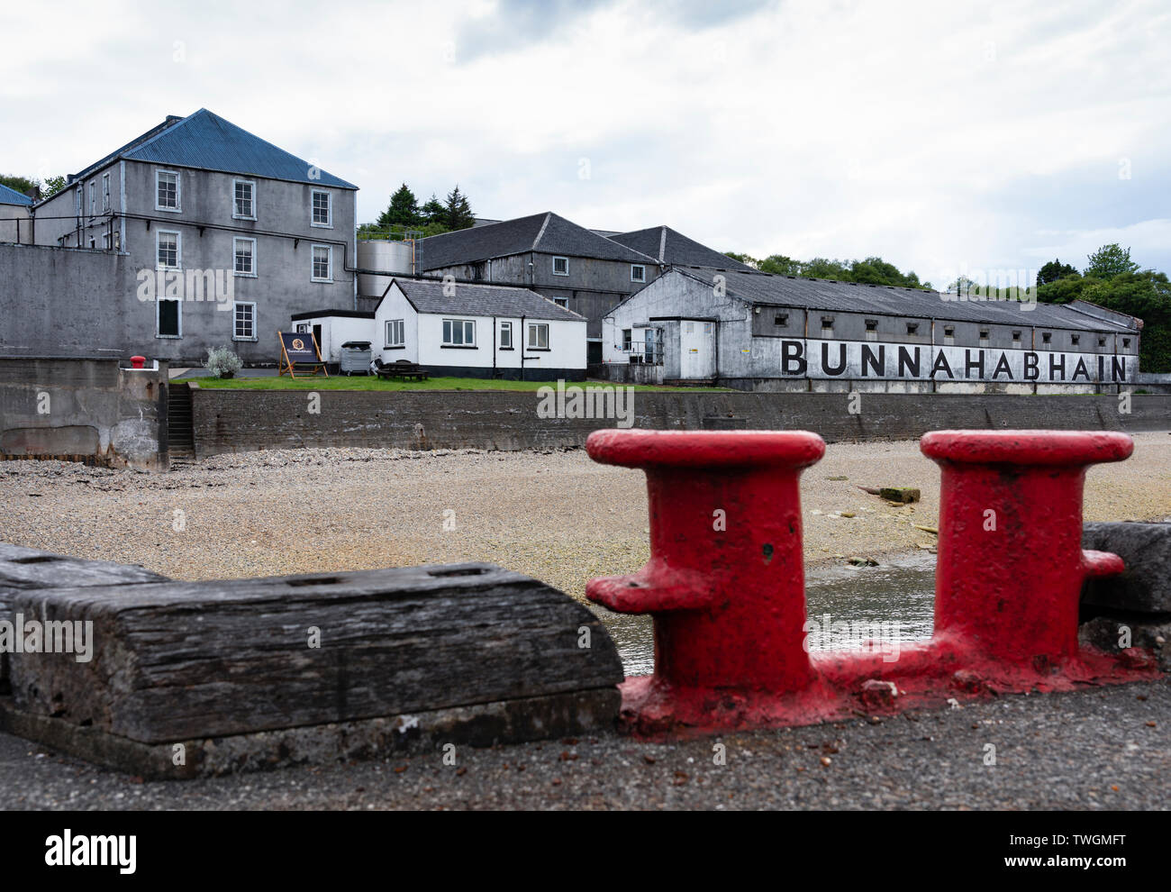 Vue de la Distillerie Bunnahabhain sur l'île d'Islay dans Hébrides intérieures de l'Écosse, Royaume-Uni Banque D'Images